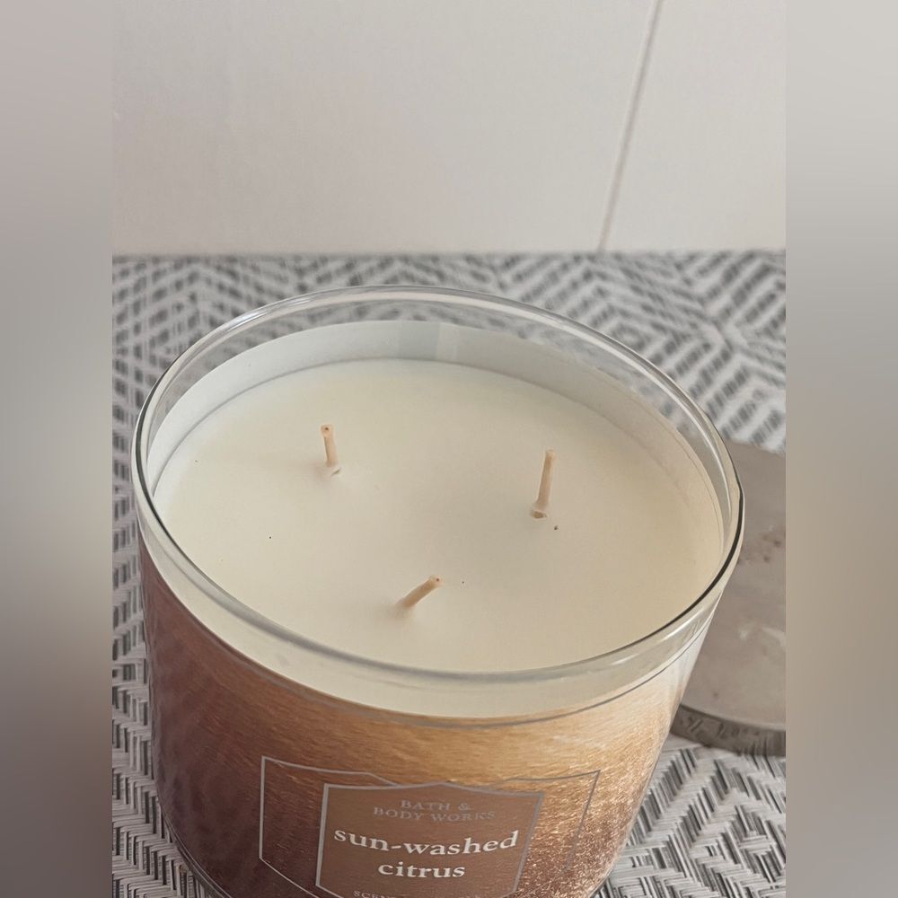 Bath And Body Works 3 Wicks Candle SUN WASHED CITRUS 14.5 oz Discontinued - Picture 2 of 3